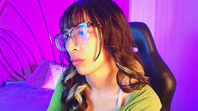 Emilia Bons online show from 17, 4, 2026