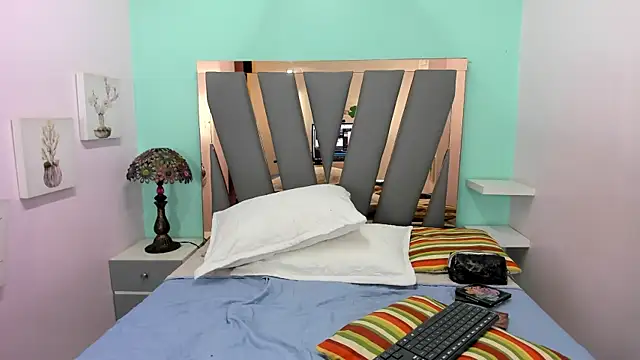 Violett Salvatore online show from 19, 9, 2025