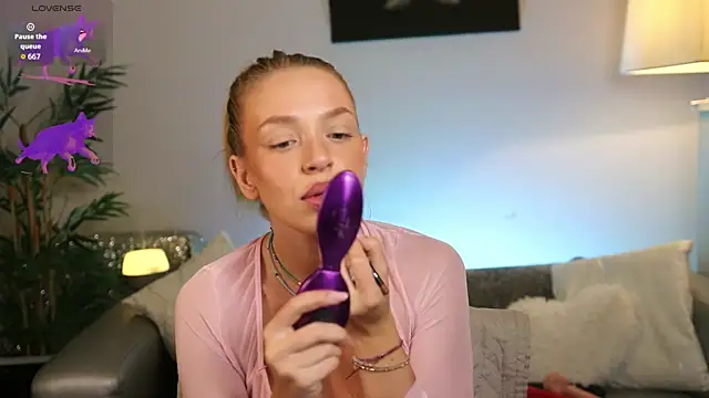 NovaHollisx online show from 5, 10, 2025