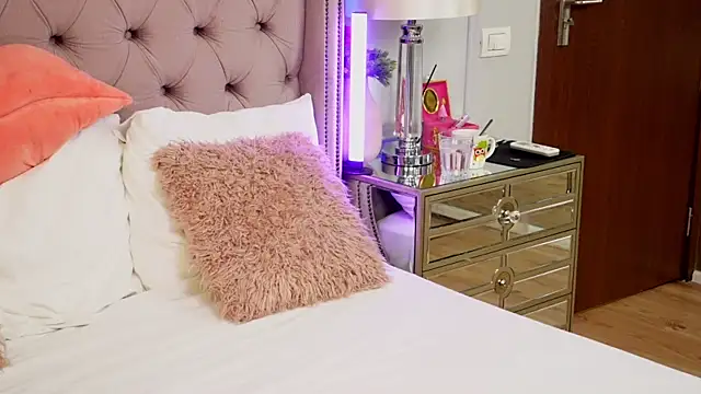 JenniferLovve online show from 8, 4, 2026