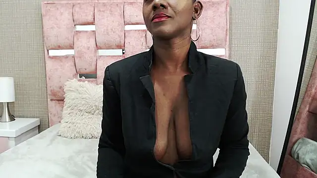 NahomyHawk online show from 13, 10, 2025