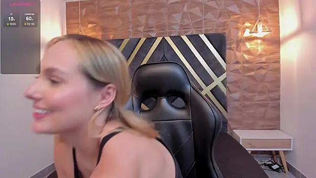 Emmaa white  online show from 13, 12, 2025