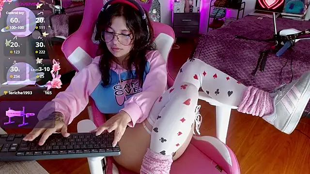 larah uwu online show from 27, 9, 2025