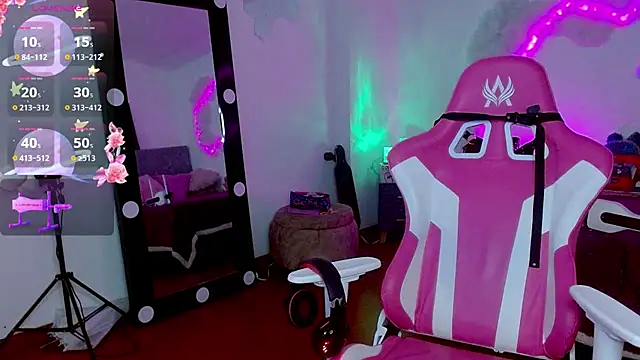 larah uwu online show from 14, 10, 2025