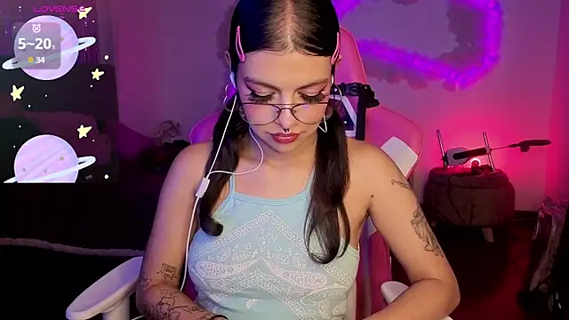 larah uwu online show from 6, 2, 2026