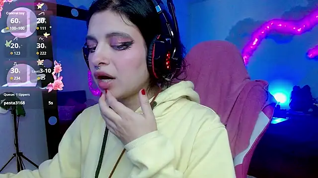 larah uwu online show from 21, 10, 2025