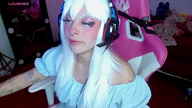 larah uwu online show from 24, 10, 2025