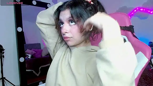 larah uwu online show from 23, 10, 2025