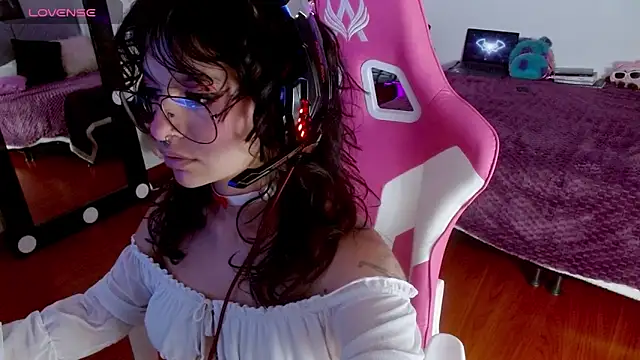 larah uwu online show from 8, 9, 2025