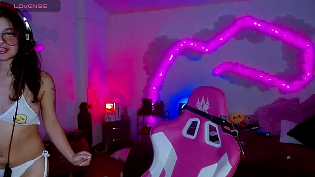 larah uwu online show from 27, 10, 2025