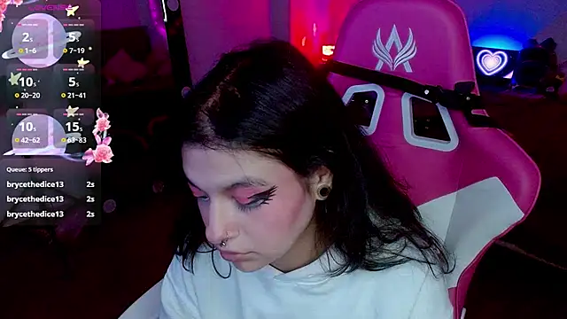 larah uwu online show from 27, 10, 2025