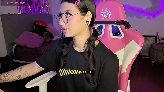 larah uwu online show from 26, 2, 2026