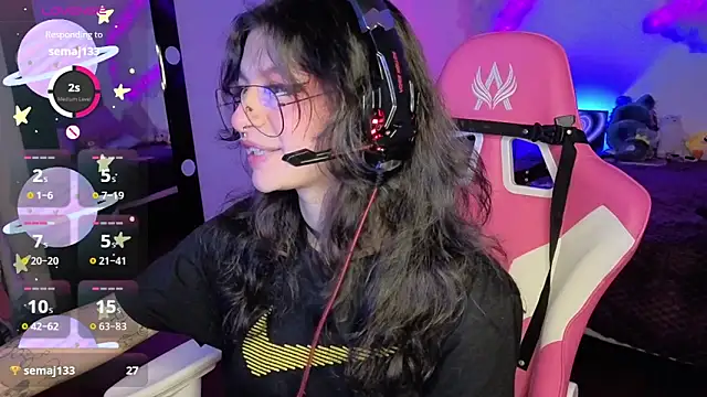 larah uwu online show from 8, 11, 2025