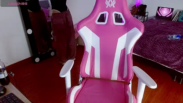 larah uwu online show from 10, 9, 2025