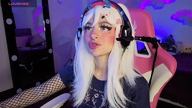 larah uwu online show from 2, 12, 2025