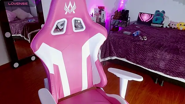 larah uwu online show from 21, 9, 2025