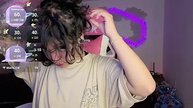 larah uwu online show from 1, 6, 2026