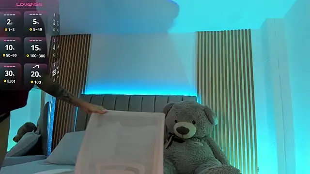 naishaa  online show from 25, 9, 2025