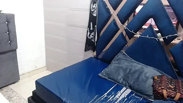 katalinathxandbritney1 online show from 15, 1, 2026