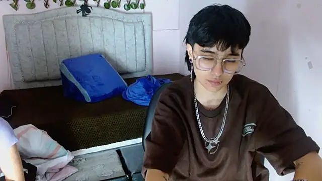 katalinathxandbritney1 online show from 20, 12, 2025