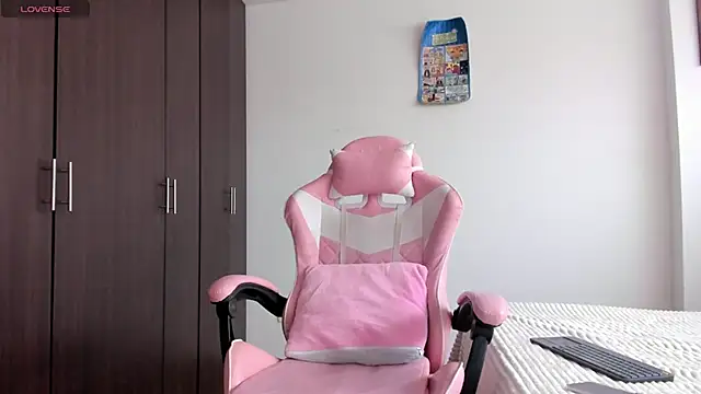 kendal hot01 online show from 18, 3, 2026