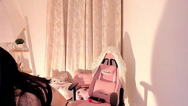 sarah saenz  online show from 26, 11, 2025