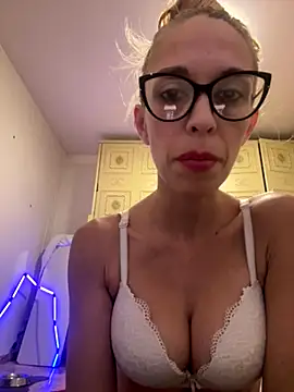 Snapshot of littlesquaw85 chatting on 28, 10, 2025 littlesquaw85 online show from 28, 10, 2025