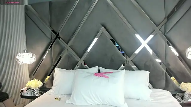 Snapshot of CoraimaSahin chatting on 19, 11, 2025 CoraimaSahin online show from 19, 11, 2025