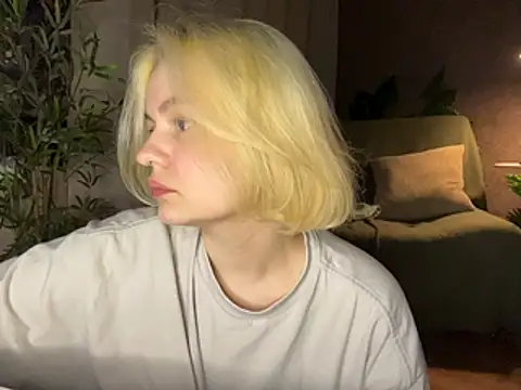 Snapshot of MoonIvy_ chatting on 8, 6, 2026 MoonIvy online show from 8, 6, 2026