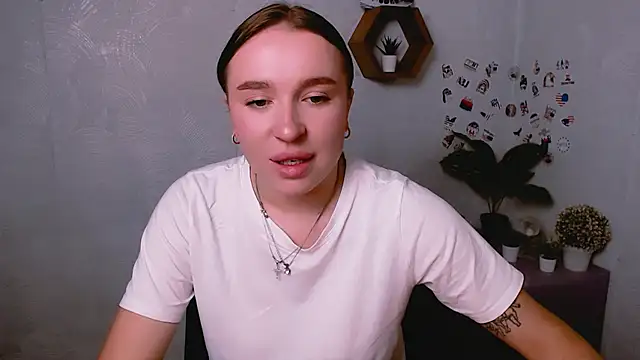 JuliaTopp  online show from 17, 9, 2025