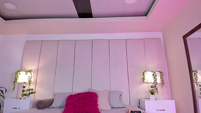 mia rousse25 online show from 9, 9, 2025