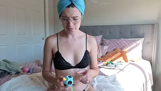 Snapshot of bambifarrina chatting on 5, 10, 2025 bambifarrina online show from 5, 10, 2025