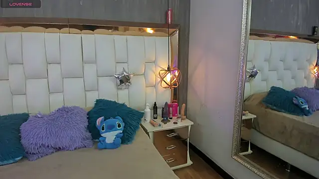 Foxxy Doll online show from 4, 5, 2026