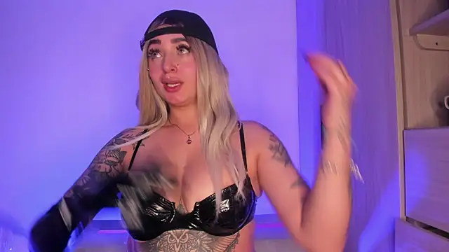 scarlett Collinss online show from 8, 11, 2025