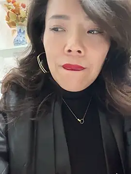 anna yngs online show from 10, 11, 2025