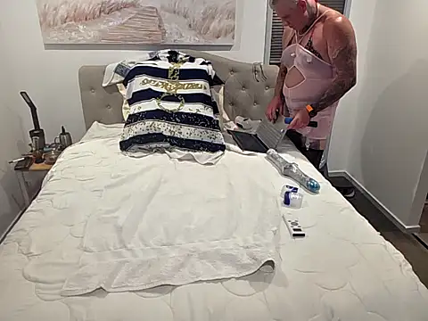 iamthepublickmasterbater online show from 12, 4, 2026