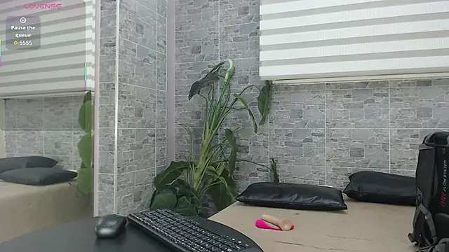 Snapshot of VioletLux chatting on 4, 11, 2025 VioletLux online show from 4, 11, 2025