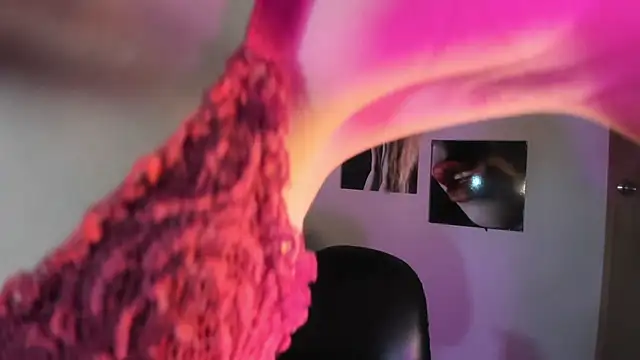 Nicollee Heart online show from 22, 9, 2025