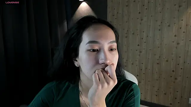 FlirtyAura online show from 17, 4, 2026