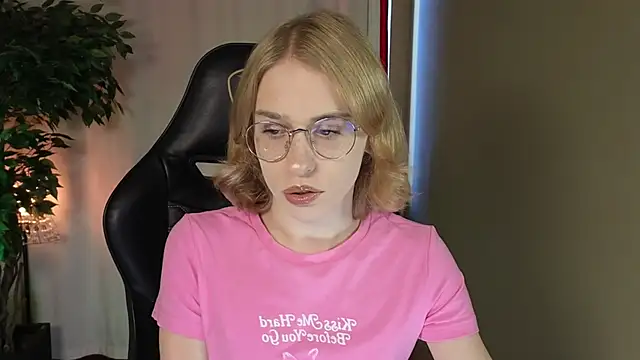 Snapshot of BarbieRichy chatting on 12, 9, 2025 BarbieRichy online show from 12, 9, 2025