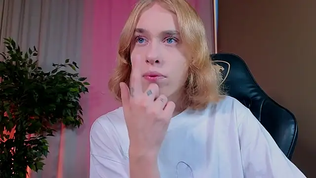 Snapshot of BarbieRichy chatting on 1, 10, 2025 BarbieRichy online show from 1, 10, 2025