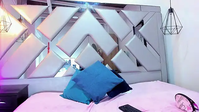 Lorenn Hill online show from 30, 9, 2025