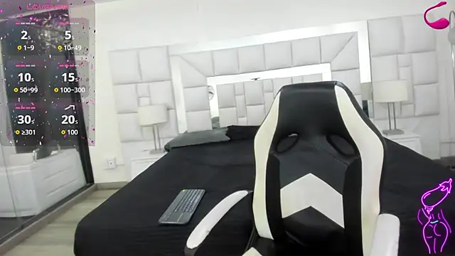 Dahlia Moss online show from 26, 11, 2025