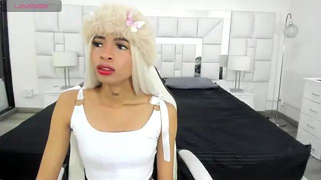 Dahlia Moss online show from 27, 11, 2025