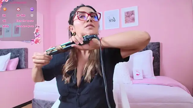 Snapshot of maddie_beauty chatting on 18, 11, 2025 maddie beauty online show from 18, 11, 2025