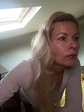 Julia Giulia online show from 25, 10, 2025