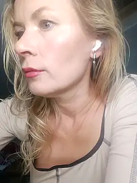 Julia Giulia online show from 12, 11, 2025