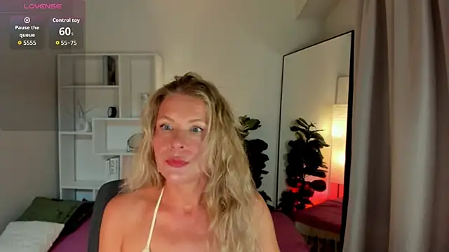 Snapshot of Julia_Giulia chatting on 9, 7, 2026 Julia Giulia online show from 9, 7, 2026