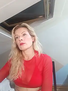 Julia Giulia online show from 25, 10, 2025