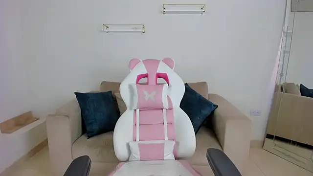 april smiith online show from 8, 11, 2025